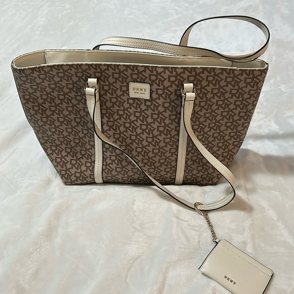 DKNY logo purse 👜 🤍🤍🤍with card wallet